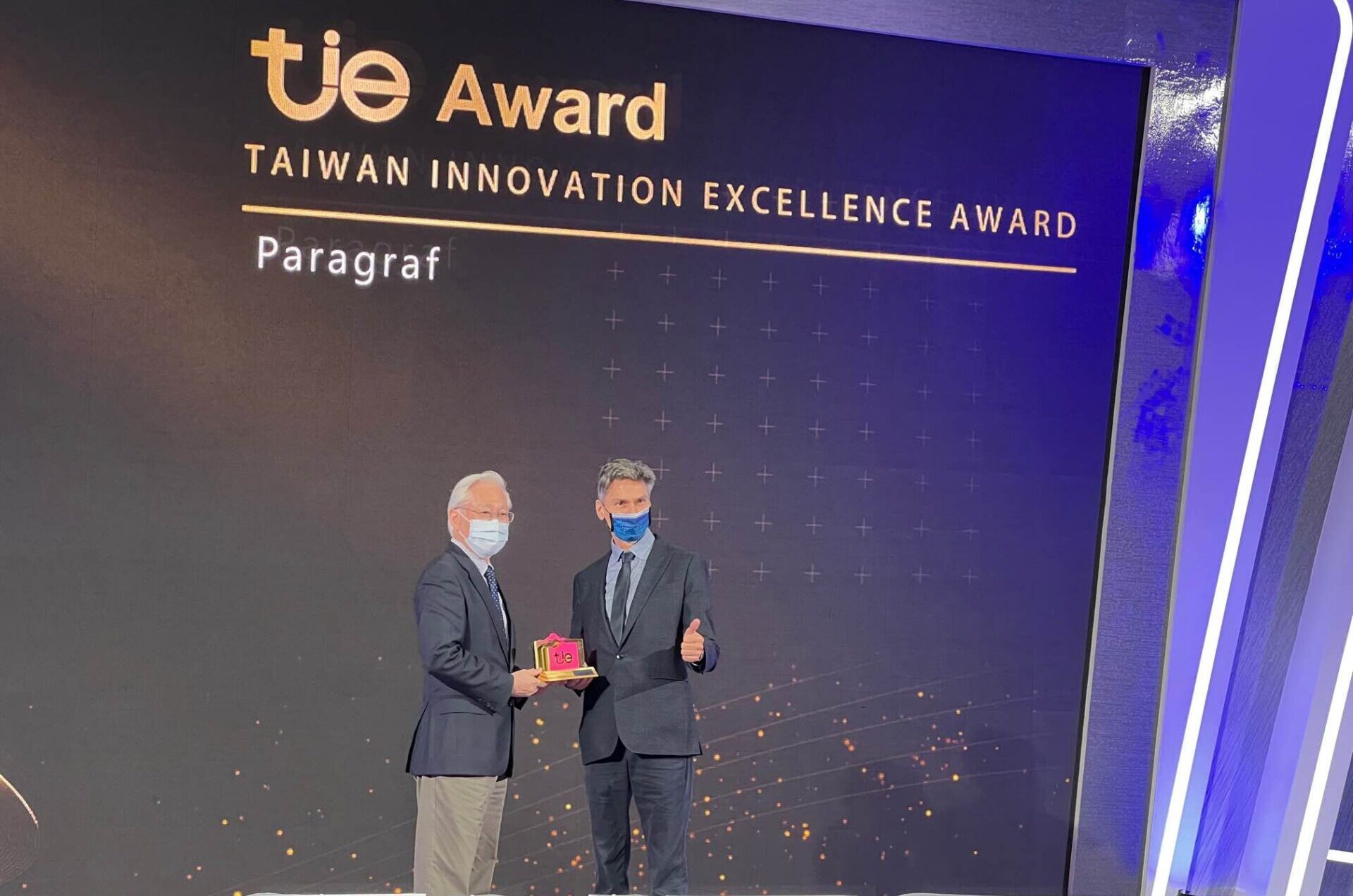 Paragraf CCO Tom Wilson accepts award from Minister of Science and Technology Mr Tsung-Tsong Wu (吳政忠) at the Tech Innovation Excellence (#tie) Awards in Taiwan